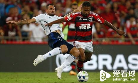 Matheus França (right) tries to break away from a challenge by Cruzeiro’s Gilberto while playing for Flamengo in May.